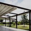 Rolling Roof (Katlanan & Toplanan Tavan) Pergola Rehberi: Villa Terasları ve Restoranlar İçin Akıllı Açılır Çatı Sistemleri