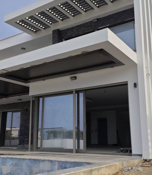 villa-bahcesi-kapama-cam-bioklimatik-pergola-sistemleri-young-aluminyum